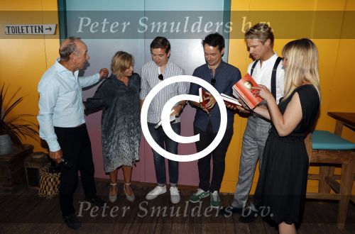 Zandvoort 1 juni 2017 
Boekpresentatie Peter Romer en zijn vrouw Anette Hock in standtent Rapa Nui . Hun kinderen waaronder Thijs en Nienke kregen het eerste boek.