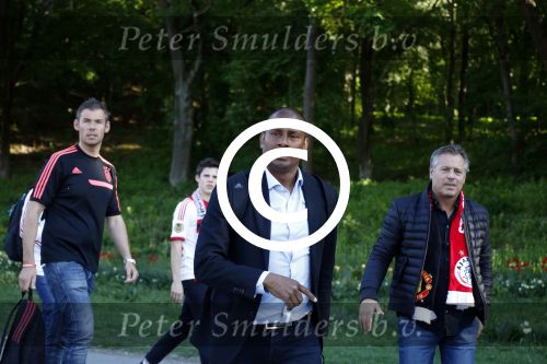 Schiphol Stockholm 24 mei 2017
Vertrek supporters Ajax naar Stockholm. Aron Winter en Richard Witschge
