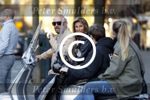 Amsterdam 16 juni 2017
Astrid Joosten achter op de vespa scooter bij Maik de Boer