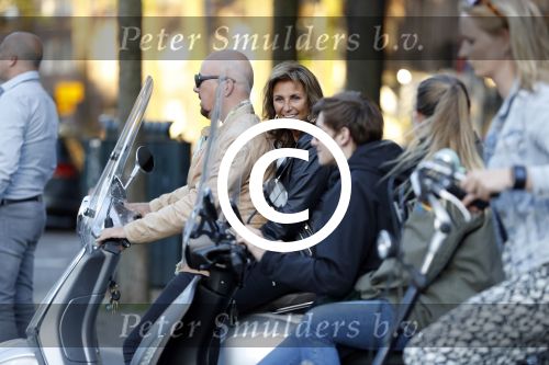 Amsterdam 16 juni 2017
Astrid Joosten achter op de vespa scooter bij Maik de Boer
