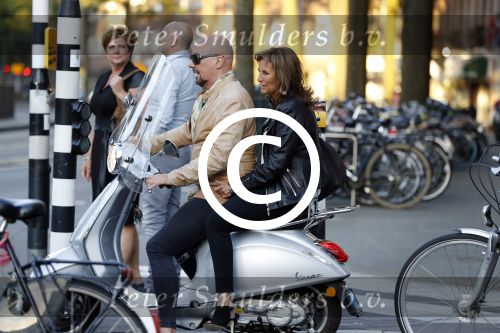 Amsterdam 16 juni 2017
Astrid Joosten achter op de vespa scooter bij Maik de Boer