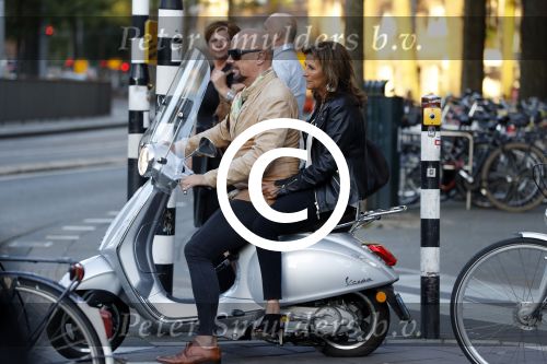 Amsterdam 16 juni 2017
Astrid Joosten achter op de vespa scooter bij Maik de Boer