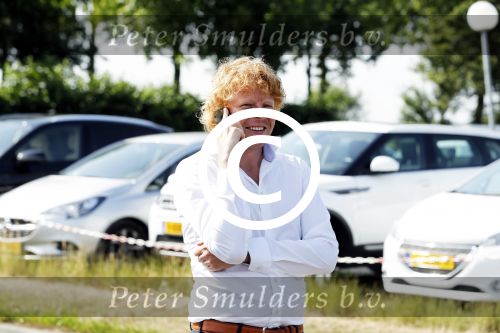 Haarzuilens 21 juni 2017
Haringparty bij kasteel de Haar.  Ben Woldring bellend op parkeerplaats