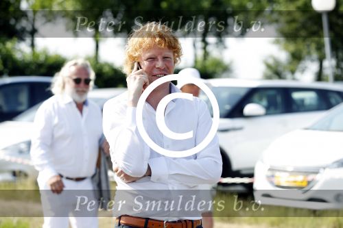 Haarzuilens 21 juni 2017
Haringparty bij kasteel de Haar.  Ben Woldring bellend op parkeerplaats