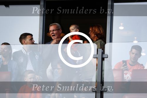 Rotterdam 9 juni 2017
Nederland - Luxemburg in de kuip . De wedstrijd dat Wesley Sneijder record international wordt en waar Ruud Gullit en Dick Advocaat voor het eerst bondscoach en assistent zijn. Yolanthe Sneijder Cabau zit op de tribune met zoons Jessey en Xess Xava. Berrie en Sylvia Sneijder