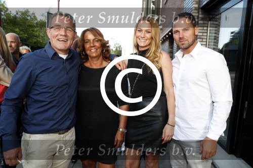 Nieuwegein 10 juni 2017
Feest voor Wesley Sneijder bij Will\'s in nieuwgein tbv het feit dat hij recordinternational voor nederland is geworden. Ouders Wesley Berrie en Sylvia en broer Jeffrey met zijn vriendin
