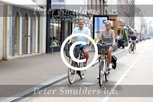 Amsterdam 29 mei 2017
Bertus Holkema  met zijn vrouw Jacqueline op de pc hooftstraat