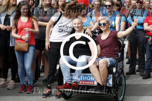 Amsterdam 17 mei 2017
Evelien de Bruijn en Bibian Mentel lopen mee in de marathon voor het Nederlands Kankerfonds (KWF). Vertrek wan bij het Antoni v Leeuwenhoek