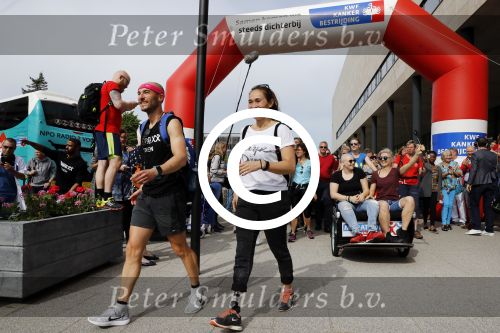 Amsterdam 17 mei 2017
Evelien de Bruijn en Bibian Mentel lopen mee in de marathon voor het Nederlands Kankerfonds (KWF). Vertrek wan bij het Antoni v Leeuwenhoek
