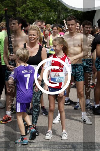 Hilversum 21 mei 2017
Bart \'s mediarun op het mediapark tbd de Bart de Graaff foundation. Aanwezig zus Miriam en moeder Marianne  van Bart de Graaff. Bridget Maasland zoon Mees , Kees Tol Howard Komproe en Jan Heemskerk lopen mee. Irene Moors presenteert het geheel.