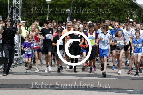 Hilversum 21 mei 2017
Bart \'s mediarun op het mediapark tbd de Bart de Graaff foundation. Aanwezig zus Miriam en moeder Marianne  van Bart de Graaff. Bridget Maasland zoon Mees , Kees Tol Howard Komproe en Jan Heemskerk lopen mee. Irene Moors presenteert het geheel.