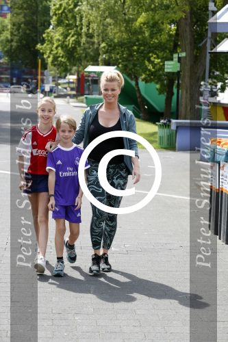 Hilversum 21 mei 2017
Bart \'s mediarun op het mediapark tbd de Bart de Graaff foundation. Aanwezig zus Miriam en moeder Marianne  van Bart de Graaff. Bridget Maasland zoon Mees , Kees Tol Howard Komproe en Jan Heemskerk lopen mee. Irene Moors presenteert het geheel.