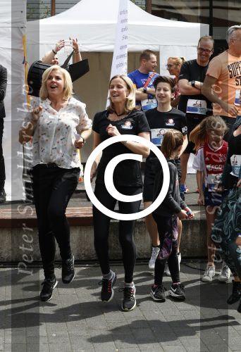 Hilversum 21 mei 2017
Bart \'s mediarun op het mediapark tbd de Bart de Graaff foundation. Aanwezig zus Miriam en moeder Marianne  van Bart de Graaff. Bridget Maasland zoon Mees , Kees Tol Howard Komproe en Jan Heemskerk lopen mee. Irene Moors presenteert het geheel.