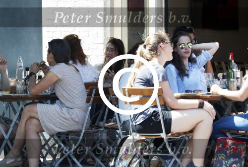 Amsterdam 15 juni 2017 
Carice v Houten en Eva v d Gucht op terras