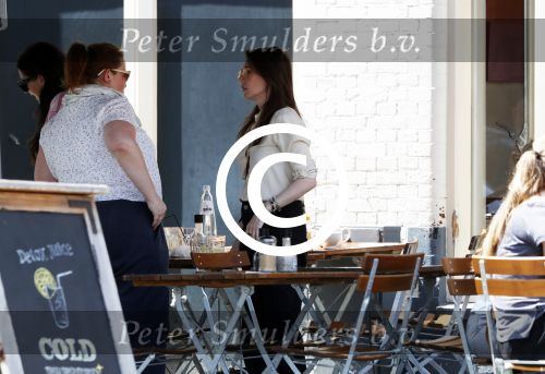 Amsterdam 15 juni 2017 
Carice v Houten en Eva v d Gucht op terras