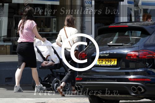 Amsterdam 15 juni 2017 
Carice v Houten en Eva v d Gucht op terras