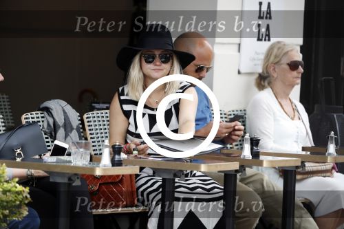 Amsterdam 15 juni 2017  
John Karthaus en zijn zwangere vrouw Carolien Spoor op terras