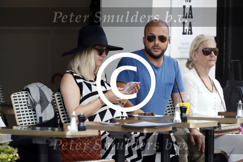 Amsterdam 15 juni 2017  
John Karthaus en zijn zwangere vrouw Carolien Spoor op terras