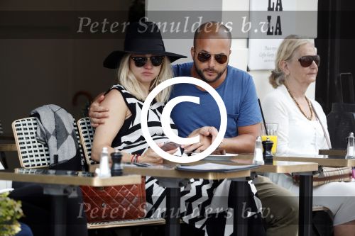Amsterdam 15 juni 2017  
John Karthaus en zijn zwangere vrouw Carolien Spoor op terras