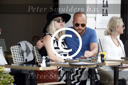 Amsterdam 15 juni 2017  
John Karthaus en zijn zwangere vrouw Carolien Spoor op terras