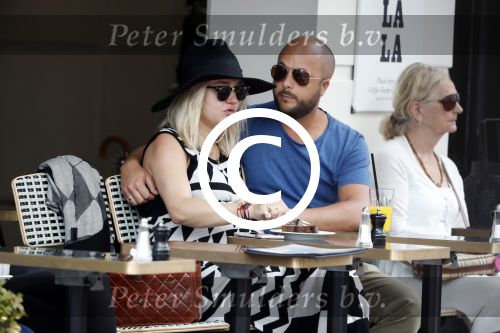 Amsterdam 15 juni 2017  
John Karthaus en zijn zwangere vrouw Carolien Spoor op terras
