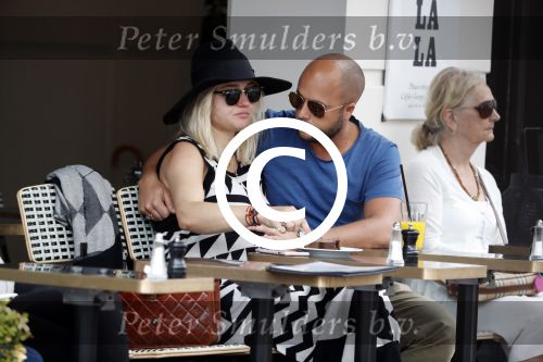 Amsterdam 15 juni 2017  
John Karthaus en zijn zwangere vrouw Carolien Spoor op terras