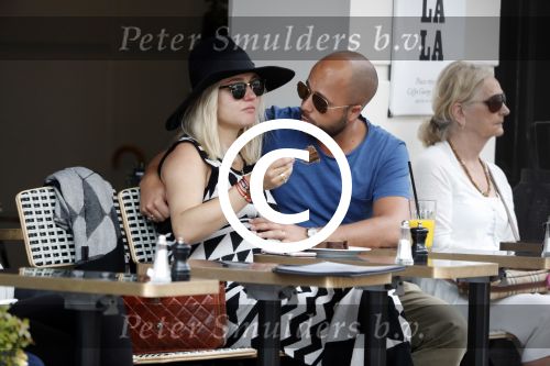 Amsterdam 15 juni 2017  
John Karthaus en zijn zwangere vrouw Carolien Spoor op terras