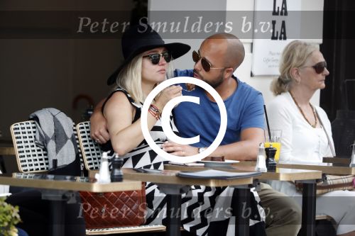 Amsterdam 15 juni 2017  
John Karthaus en zijn zwangere vrouw Carolien Spoor op terras