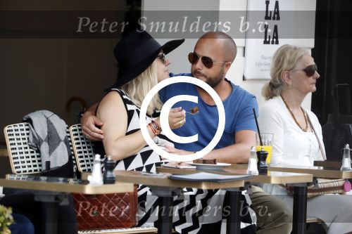 Amsterdam 15 juni 2017  
John Karthaus en zijn zwangere vrouw Carolien Spoor op terras