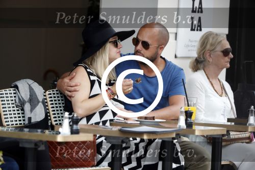 Amsterdam 15 juni 2017  
John Karthaus en zijn zwangere vrouw Carolien Spoor op terras