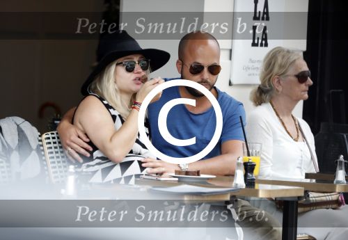 Amsterdam 15 juni 2017  
John Karthaus en zijn zwangere vrouw Carolien Spoor op terras