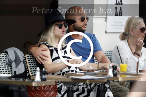 Amsterdam 15 juni 2017  
John Karthaus en zijn zwangere vrouw Carolien Spoor op terras