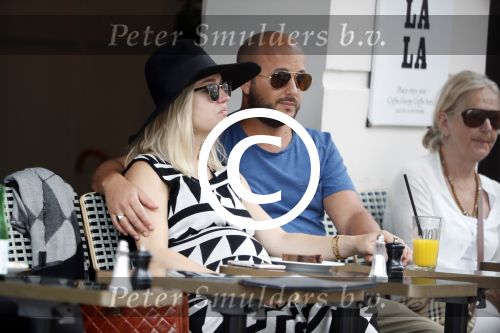 Amsterdam 15 juni 2017  
John Karthaus en zijn zwangere vrouw Carolien Spoor op terras