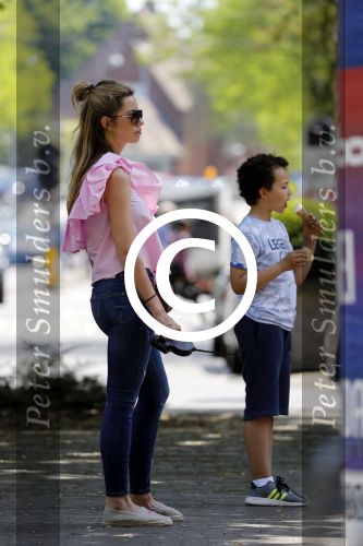 Amsterdam 17 mei 2017 
Christie Bokma met zoon in Amsterdam zuid