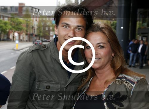 Amsterdam 15 mei 2017
Wesly Bronkhorst 15 jaar artiest in het concertgebouw. Danilo Kuiters met moeder