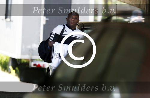 Amsterdam 15 juni 2017   
De vader van Memphis Depay Dennis loopt naar zijn huis.