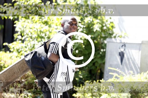 Amsterdam 15 juni 2017   
De vader van Memphis Depay Dennis loopt naar zijn huis.