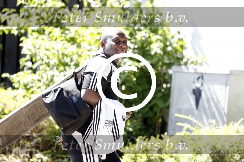 Amsterdam 15 juni 2017   
De vader van Memphis Depay Dennis loopt naar zijn huis.