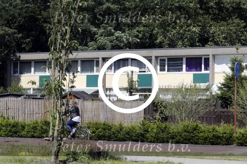 Amsterdam 15 juni 2017   
De vader van Memphis Depay Dennis loopt naar zijn huis.