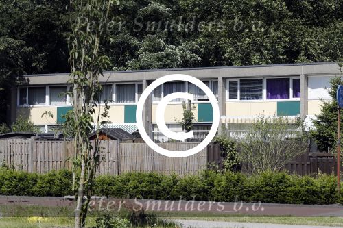 Amsterdam 15 juni 2017   
De vader van Memphis Depay Dennis loopt naar zijn huis.