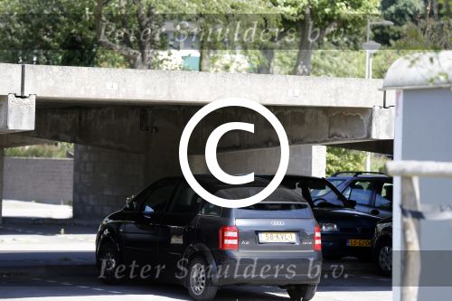 Amsterdam 15 juni 2017   
De vader van Memphis Depay Dennis loopt naar zijn huis.