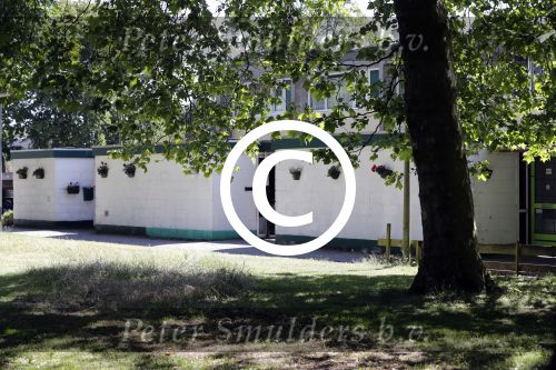 Amsterdam 15 juni 2017   
De vader van Memphis Depay Dennis loopt naar zijn huis.