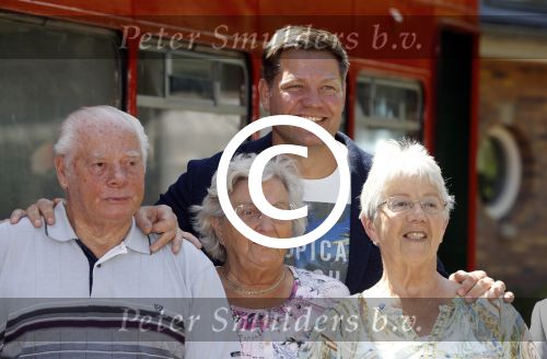 Laren 15 mei 2017
De wereld rond met 80 jarigen van sbs6 gepresenteerd door Dennis v d Geest