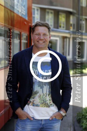 Laren 15 mei 2017
De wereld rond met 80 jarigen van sbs6 gepresenteerd door Dennis v d Geest