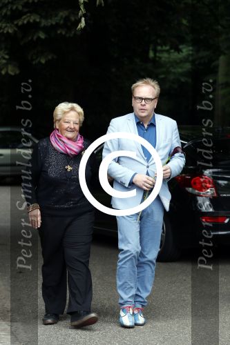Vught 13 juni 2017
Herdenkingsdienst/ begrafenis van Sandra Reemer in kasteel Maurick. Erica Terpstra met Frits Huffnagels