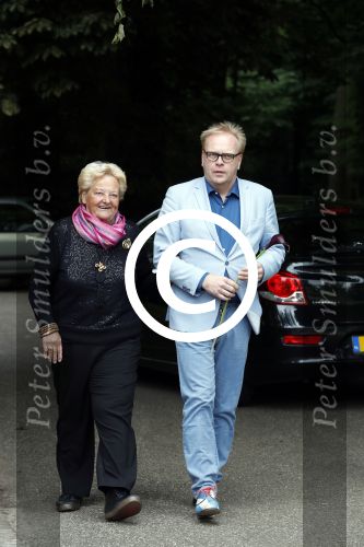 Vught 13 juni 2017
Herdenkingsdienst/ begrafenis van Sandra Reemer in kasteel Maurick. Erica Terpstra met Frits Huffnagels