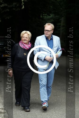 Vught 13 juni 2017
Herdenkingsdienst/ begrafenis van Sandra Reemer in kasteel Maurick. Erica Terpstra met Frits Huffnagels