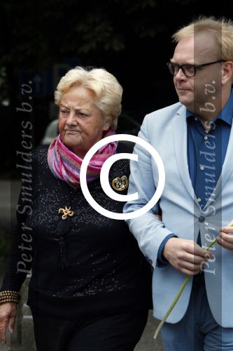 Vught 13 juni 2017
Herdenkingsdienst/ begrafenis van Sandra Reemer in kasteel Maurick. Erica Terpstra met Frits Huffnagels