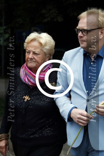 Vught 13 juni 2017
Herdenkingsdienst/ begrafenis van Sandra Reemer in kasteel Maurick. Erica Terpstra met Frits Huffnagels