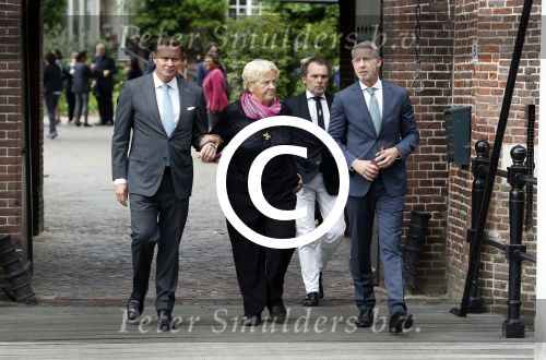 Vught 13 juni 2017
Herdenkingsdienst/ begrafenis van Sandra Reemer in kasteel Maurick. Erica Terpstra met Onno Hoes en Albert Verlinde
